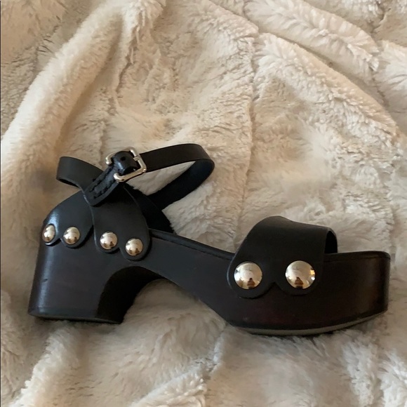 Prada - Picture 1 of 6